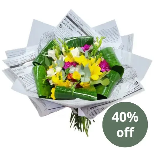 Ramo de flores fresias multicolor con papel coreano